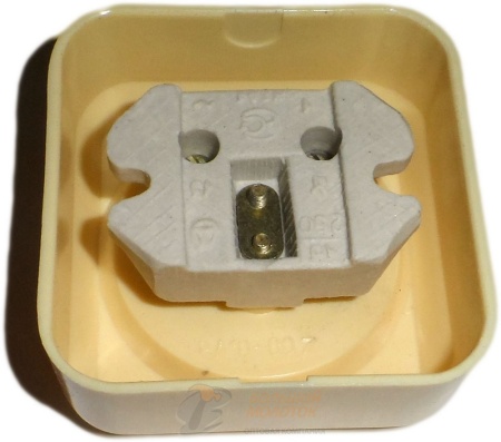 Розетка РА 10-007 1ОП квадратная, белая, с фарф. осн. /180